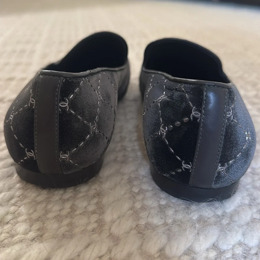 CHANEL - Women’s Grey Velvet Quilted CC Logo Loafers Slippers - Size: 37.5